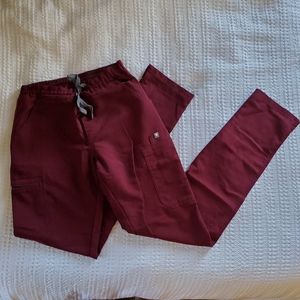 Figs yola XS/tall scrub pants in Burgundy